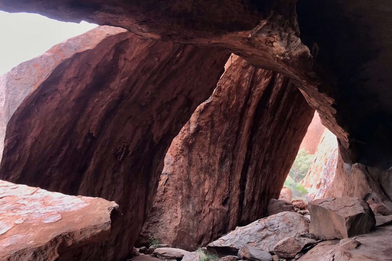 Uluṟu has many caves around the base