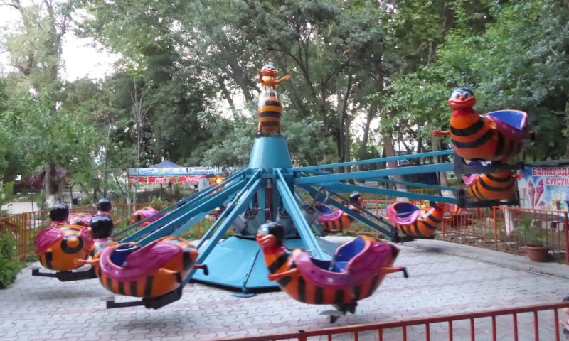 Buzzy Bee ride at the Osh Funpark we stumbled on walking into town down by the river