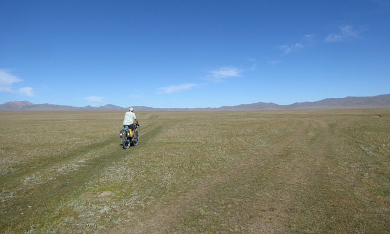 A choice between 2 barely discernible trails that will lead us from Son Kul to the next pass